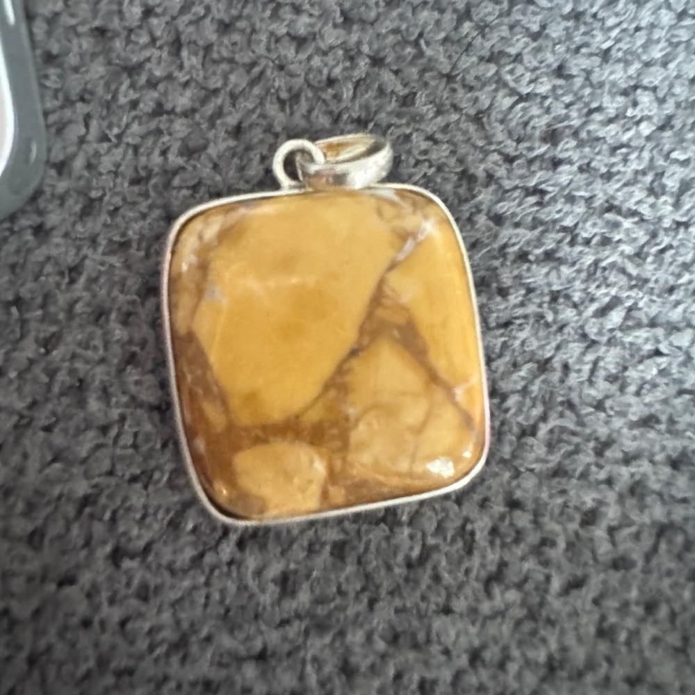 Elegant Gold-Tone Pendant - Picture 2 of 5